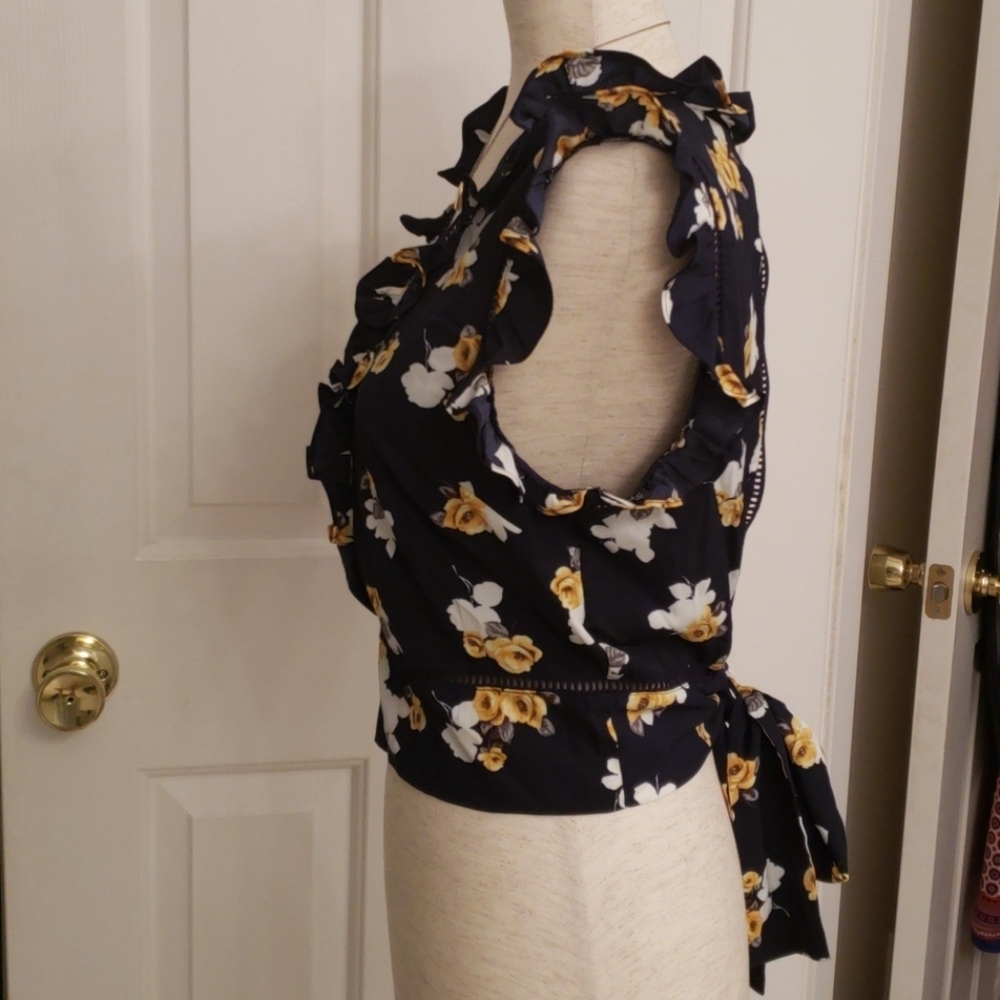 J by J.O.A Floral Open Back Crop Top - Picture 4 of 8